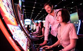 Studio Live Dealer dengan dealer sungguhan dan peralatan permainan asli